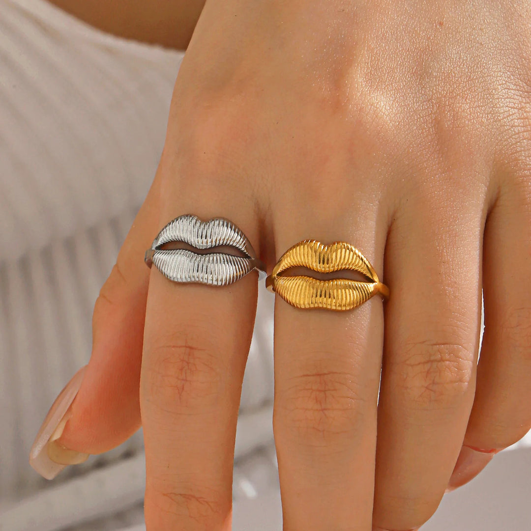 Icon Kiss Ring