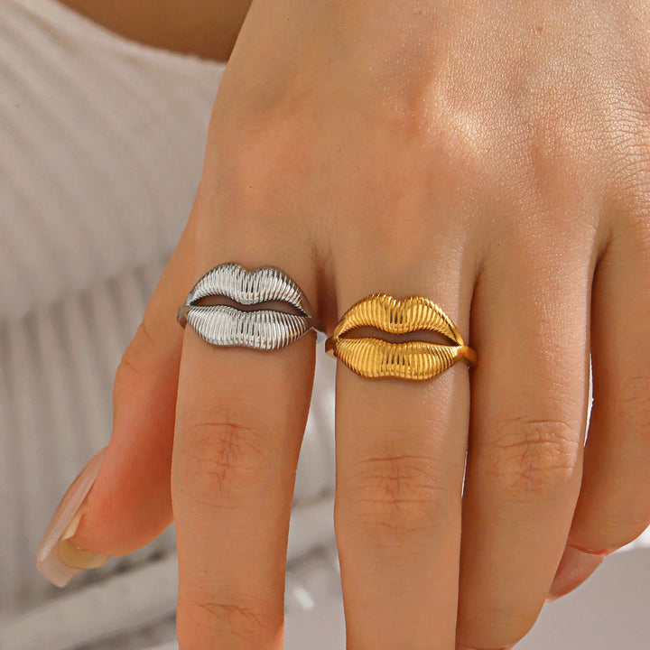 Icon Kiss Ring