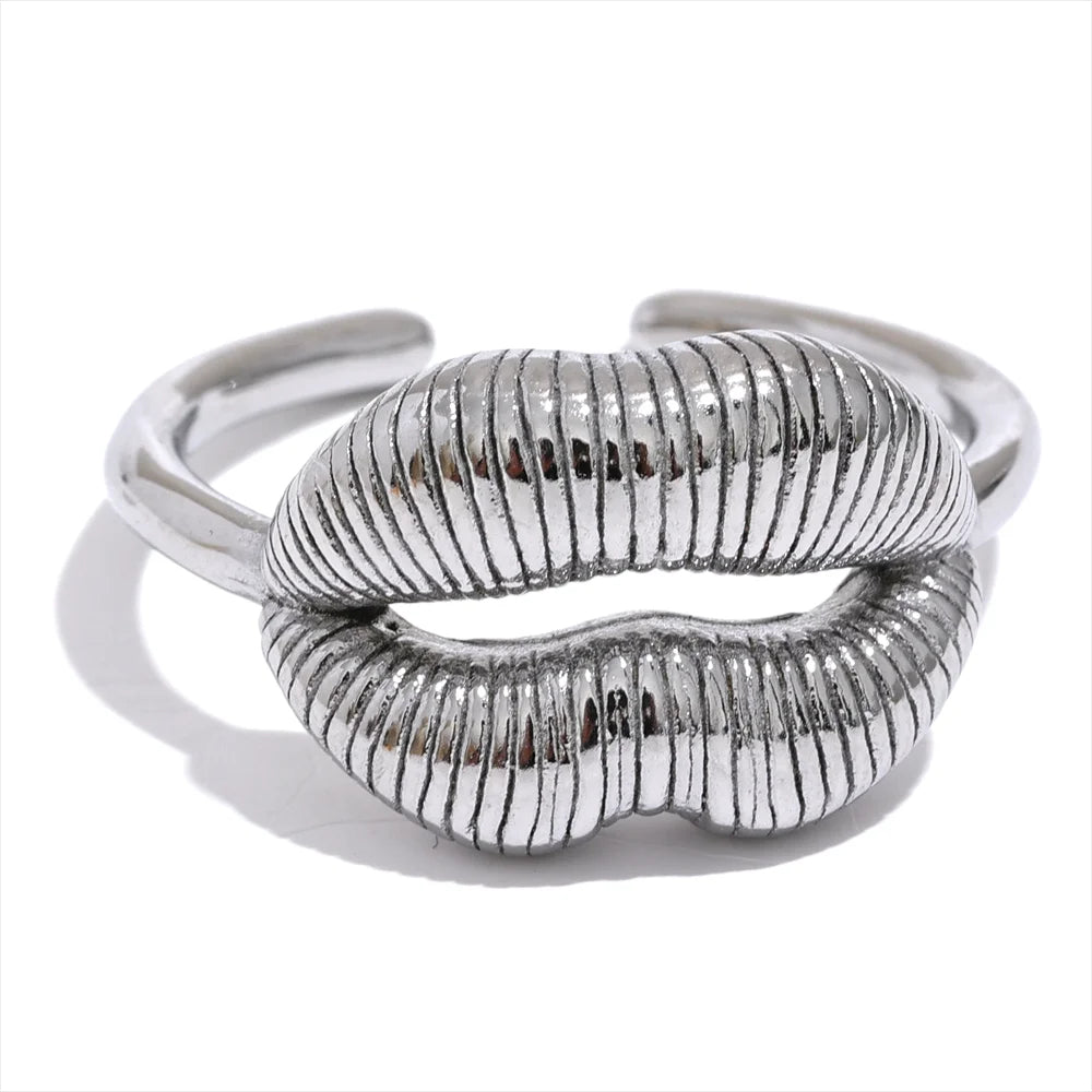 Icon Kiss Ring