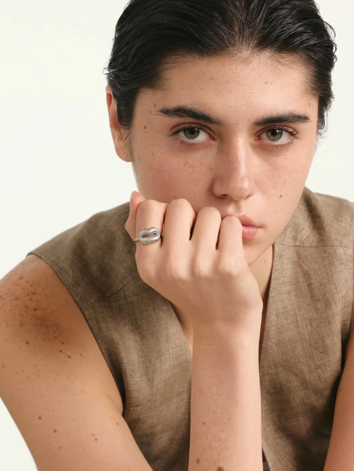 Icon Kiss Ring